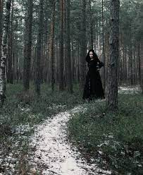 Skogsrået vandrar i skogen